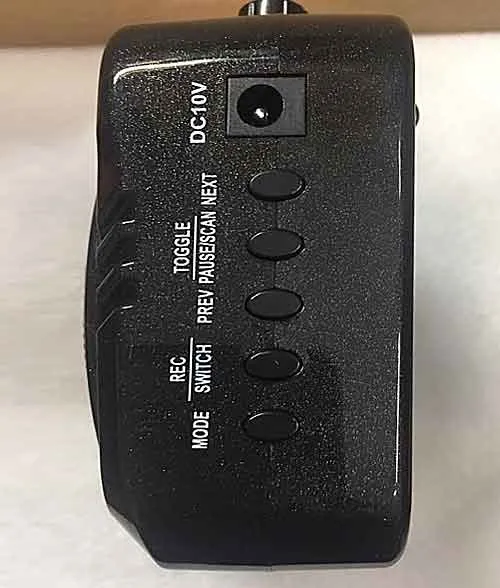 Cổng sạc và các kết nối trên máy trợ giảng SHUAE E366, minh họa quy trình sử dụng