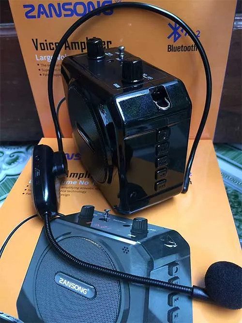 Các nút điều chỉnh âm lượng và chức năng của máy trợ giảng Zansong M80 nằm ở cạnh bên