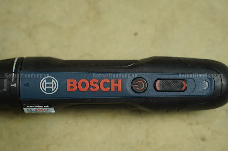 Hình ảnh một người đàn ông đang sử dụng máy vặn vít Bosch Go Gen 2 để vặn vít