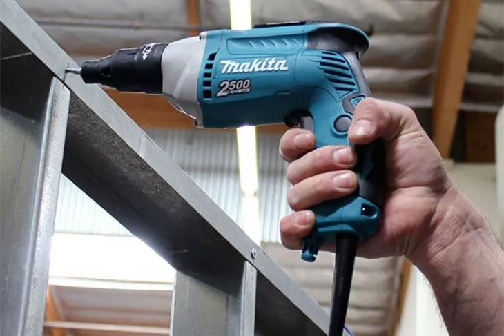 Máy bắn vít có dây phù hợp sử dụng để tháo, vặn, siết ốc đa năng trong nhiều công việc