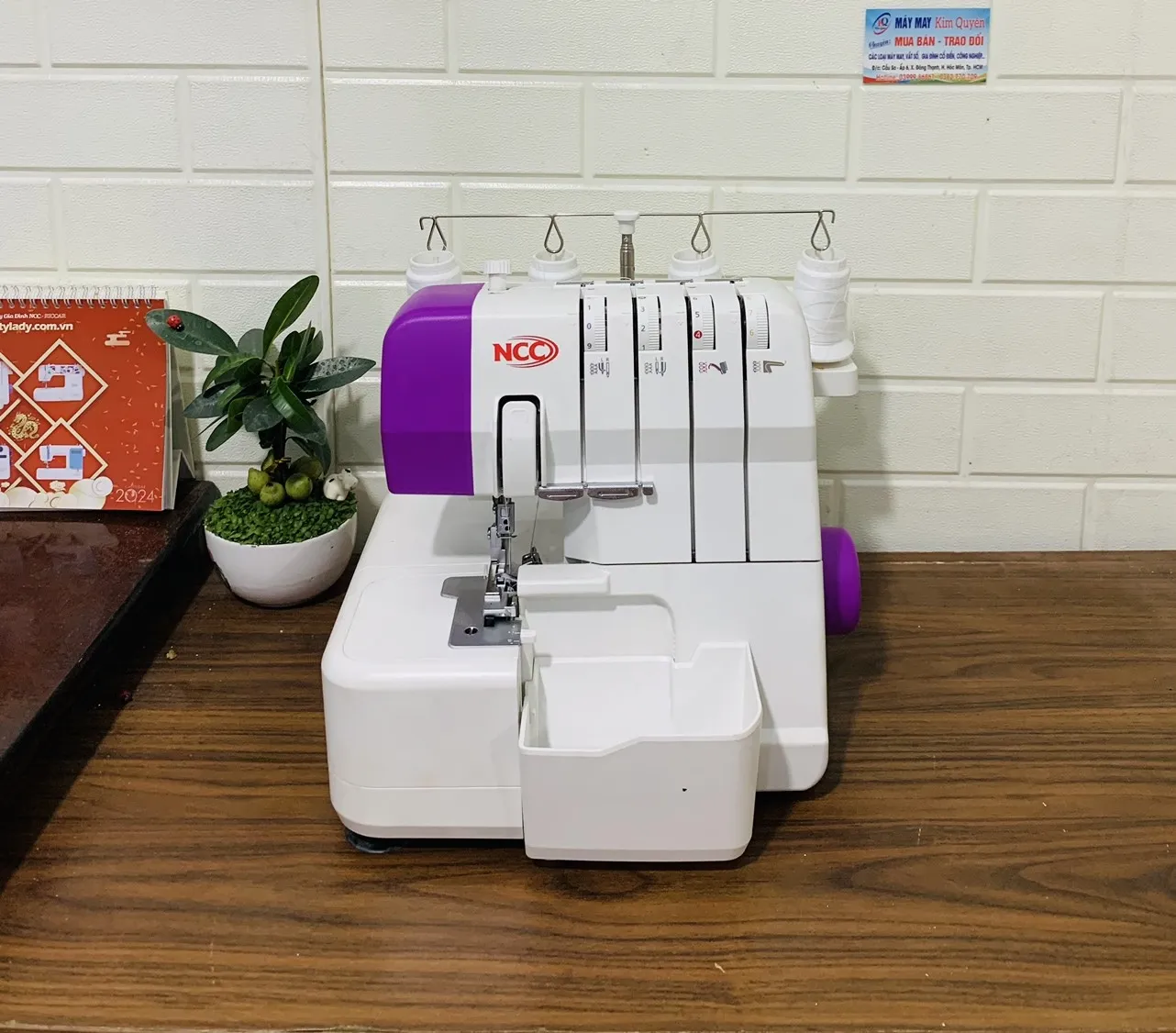 Hình ảnh máy may gia đình đa năng với các chức năng điều chỉnh đường may, hỗ trợ người dùng thực hiện các kỹ thuật may vá cơ bản và nâng cao, làm chủ cách sử dụng máy may mini gia đình hiệu quả.