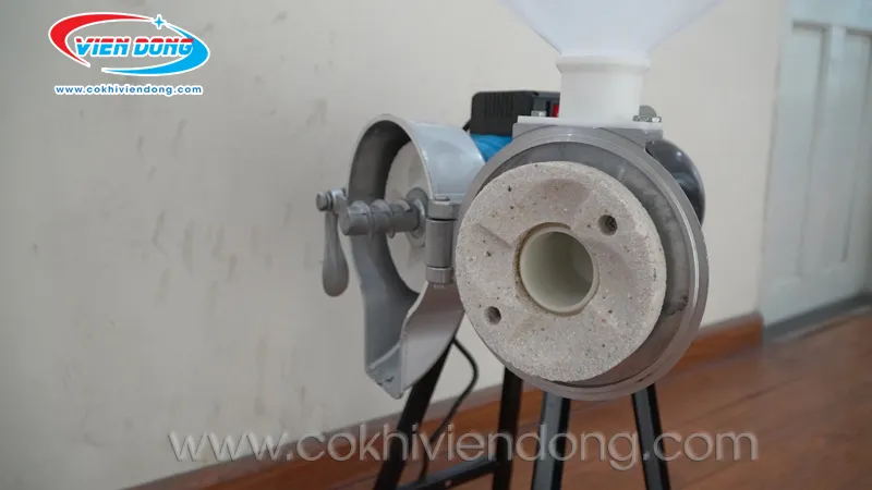 Buồng nghiền và cặp đá xay của máy xay bột gạo nước, then chốt cho chất lượng bột và cách sử dụng máy xay bột gạo nước đạt chuẩn