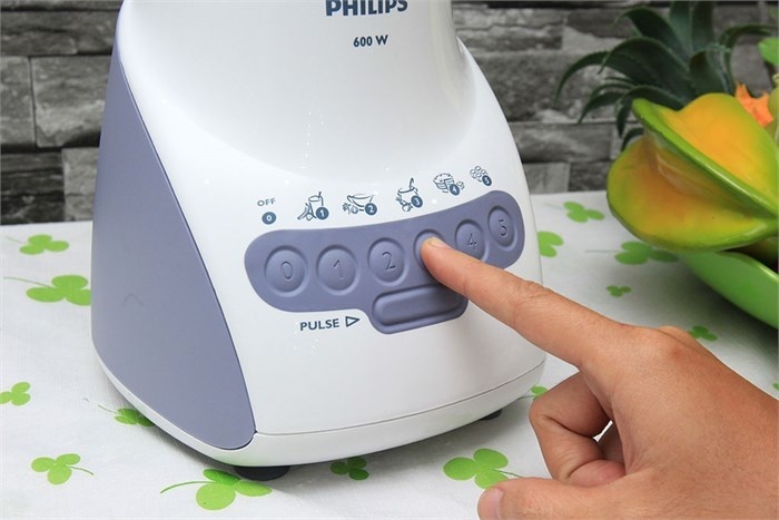 Thêm chất lỏng khi xay bằng Philips HR2118