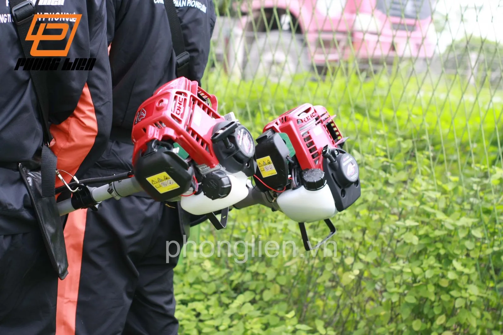 Các bộ phận chính của máy cắt cỏ Honda GX35 bao gồm lưỡi cắt và tấm chắn bảo vệ