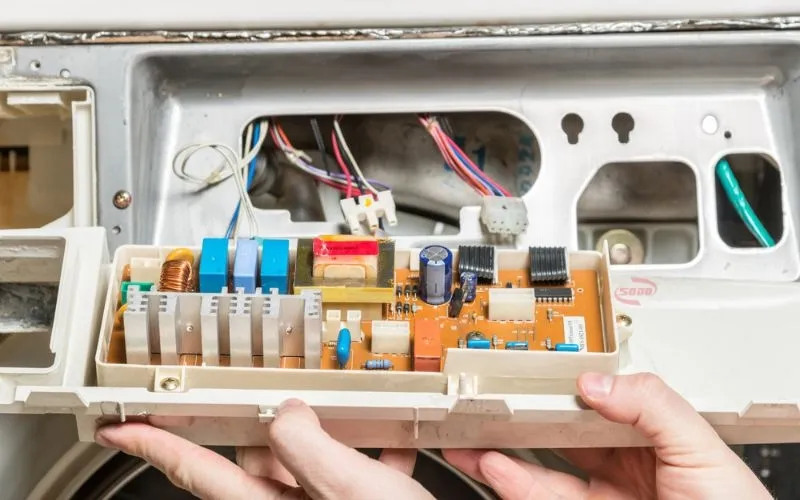 Máy giặt Sanyo không xả nước do lỗi bo mạch điều khiển