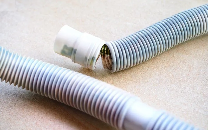 Máy giặt Sanyo không xả nước do tắc nghẽn ống thoát nước