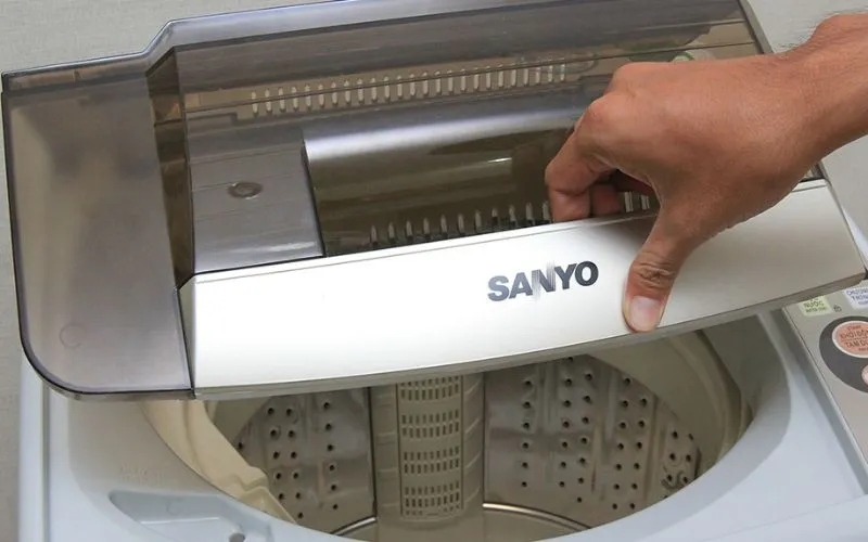 Đóng nắp máy giặt Sanyo đúng cách