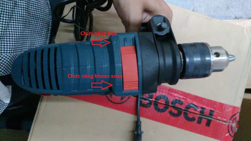 Nút điều chỉnh phương thức hoạt động của máy khoan Bosch, liên quan đến cách lắp mũi khoan máy bosch phù hợp cho từng công việc