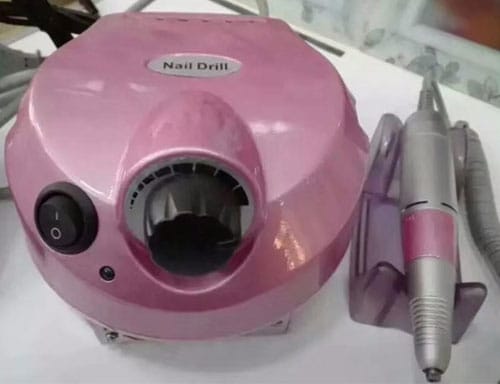 Thực hiện cách sử dụng máy mài móng an toàn và đúng kỹ thuật trên tay khách hàng