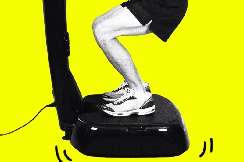 Phụ nữ tập luyện tư thế ngồi trên máy rung toàn thân, minh họa sự linh hoạt trong cách sử dụng máy rung toàn thân để đốt cháy calo