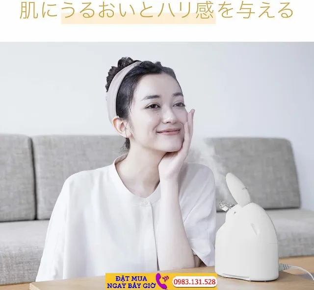 Người phụ nữ đang dùng máy xông mặt Panasonic EH-SA3C-N cho da mặt