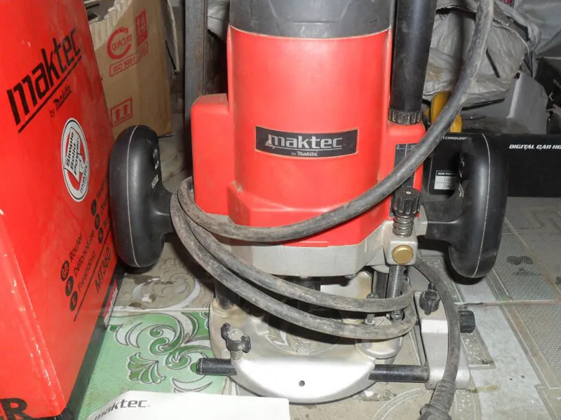 Đảm bảo mũi phay không tiếp xúc phôi gỗ trước khi khởi động máy