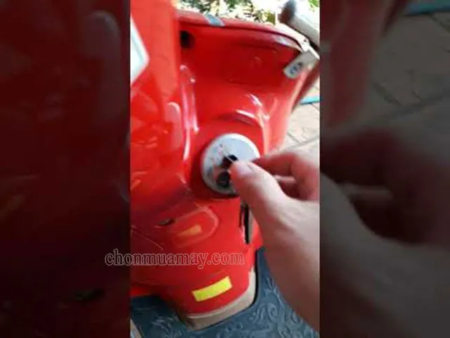 mở cốp xe máy Attila Elizabeth bằng thao tác xoay chìa khóa đơn giản