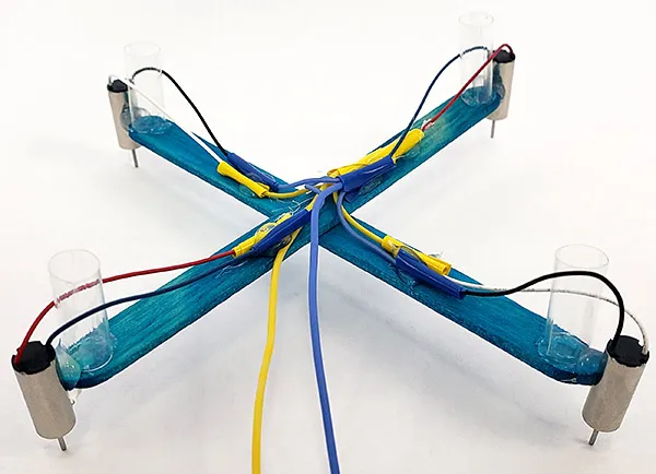 Cố định dây điện dưới khung máy bay tự chế