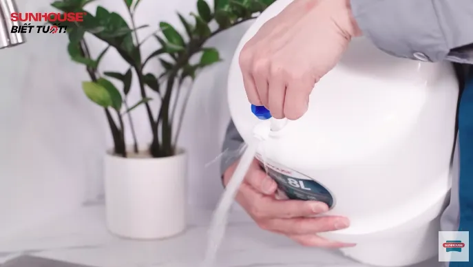 Mở van bình áp cho nước chảy ra ngoài, nếu nước chảy yếu chứng tỏ bình áp đang hết khí và cần kiểm tra các kết nối ống