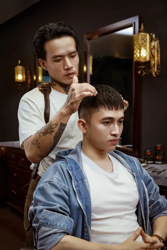 Nam giới vuốt tóc mái ngược lên, tạo kiểu tóc mohican năng động