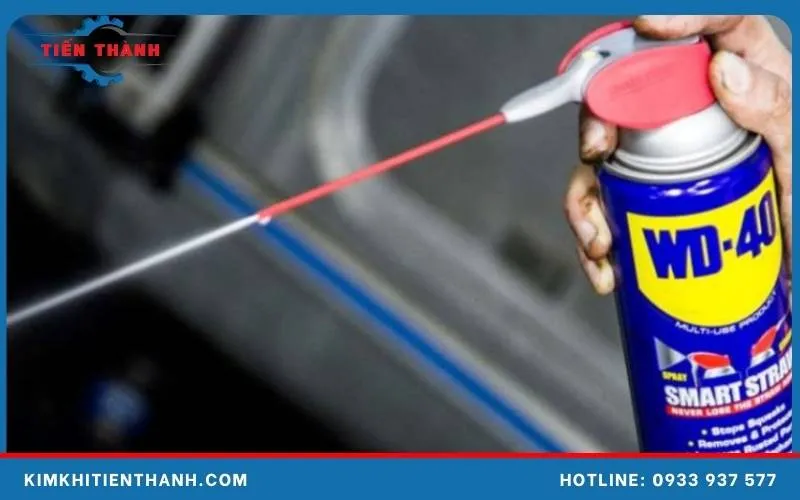 Mở ốc vít kẹt bằng dung dịch bôi trơn WD40