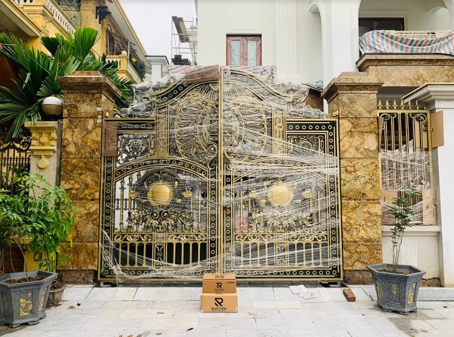 Hệ thống motor âm sàn cho cổng nhôm đúc sau khi hoàn tất lắp đặt tự động đóng