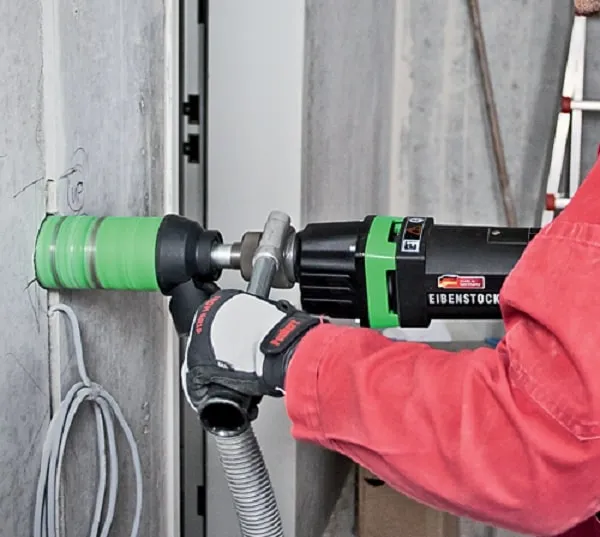 Mũi khoan rút lõi bê tông chất lượng cao với các hạt kim cương công nghiệp, đảm bảo hiệu suất cắt vượt trội và tuổi thọ bền bỉ khi sử dụng máy khoan bê tông