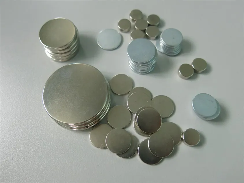 Các thỏi nam châm vĩnh cửu đa dạng kích cỡ, dễ dàng tìm mua trên thị trường