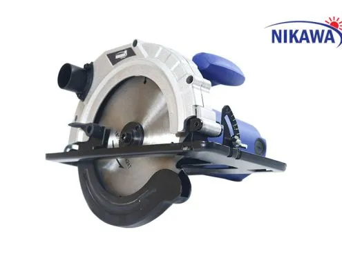 Máy cưa đĩa cầm tay Nikawa với lưỡi cắt sắc bén, minh họa cho việc lựa chọn dụng cụ chất lượng để đảm bảo cách sử dụng máy cưa đĩa tốt nhất.