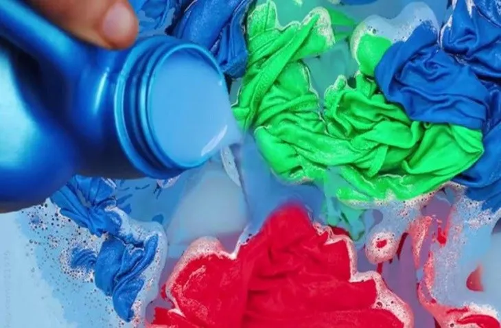 Hình ảnh minh họa việc ngâm quần áo với nước xả vải bằng tay để đạt hiệu quả thơm lâu vượt trội so với máy giặt