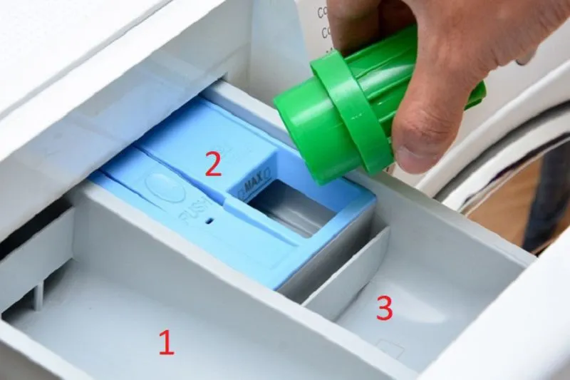 Khay đựng bột giặt và nước xả của máy giặt Electrolux EWF549, hướng dẫn đổ đúng cách