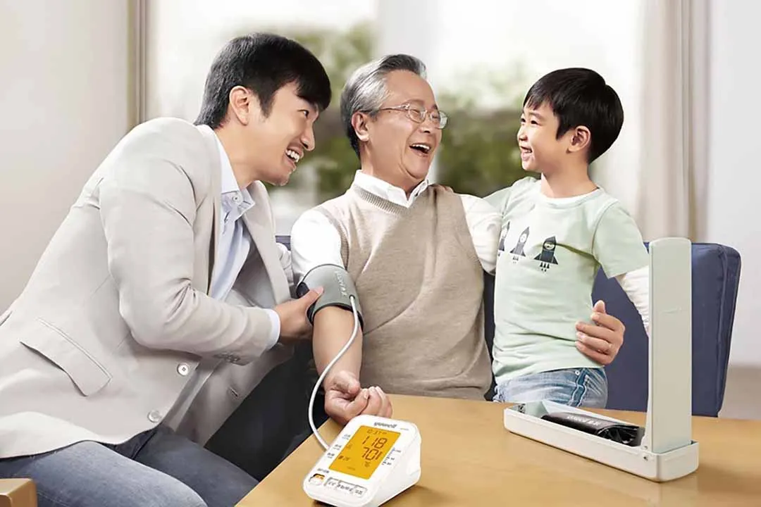 Người lớn tuổi dễ dàng tự đo huyết áp tại nhà với máy Sinoheart để kiểm soát sức khỏe