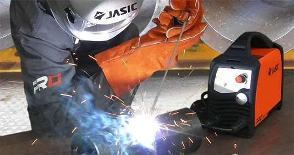 Kiểm tra nguồn điện không ổn định, một nguyên nhân phổ biến khi cần sửa chữa máy hàn điện tử