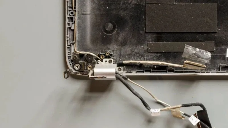 Một bàn tay đang cắm một cáp kết nối vào cổng của card đồ họa trên mainboard máy tính.