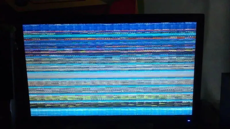 Cận cảnh chi tiết một bo mạch điện tử phức tạp, có thể là bộ điều khiển hoặc thành phần của màn hình, cho thấy các linh kiện điện tử nhỏ.