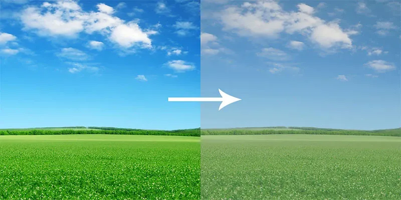 Cận cảnh một bàn tay đang kiểm tra kết nối cáp video giữa màn hình và máy tính, cho thấy dây cáp có thể bị lỏng hoặc hỏng.