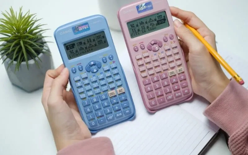 Kiểm tra nguyên nhân máy tính Casio 580 không lên màn hình, bao gồm pin, ẩm ướt và va đập