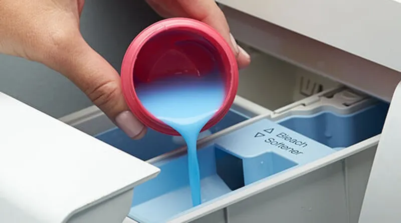 Ngăn chứa nước xả vải và bột giặt trên máy giặt, minh họa việc đổ nhầm gây ảnh hưởng đến hiệu quả làm thơm