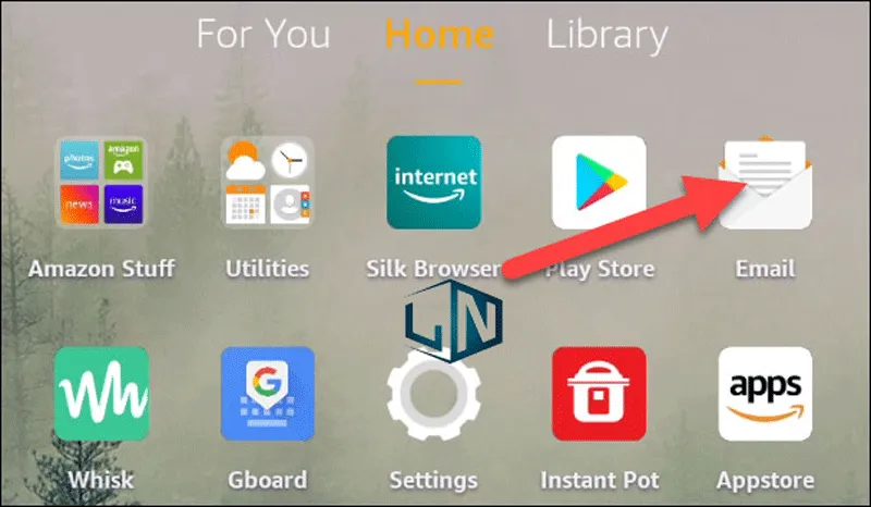 Người dùng nhấn vào biểu tượng ứng dụng email trên giao diện để bắt đầu truy cập