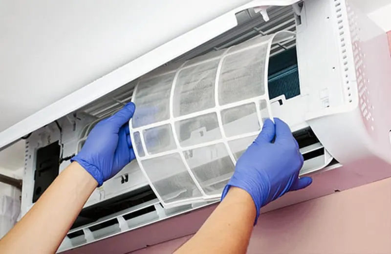 Quy trình tháo lưới lọc khí máy lạnh bước đầu tiên trong cách tháo vỏ máy lạnh