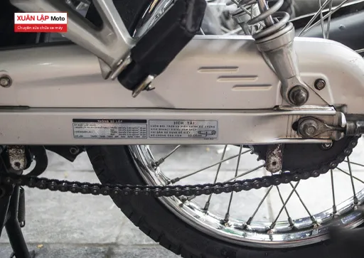 Nhận biết dấu hiệu xích xe máy bị trùng gây tiếng kêu