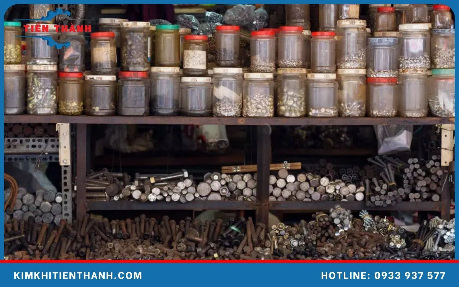 Người quản lý đang kiểm tra tồn kho và các vấn đề vận hành để tối ưu hóa hoạt động cửa hàng bán đinh ốc vít