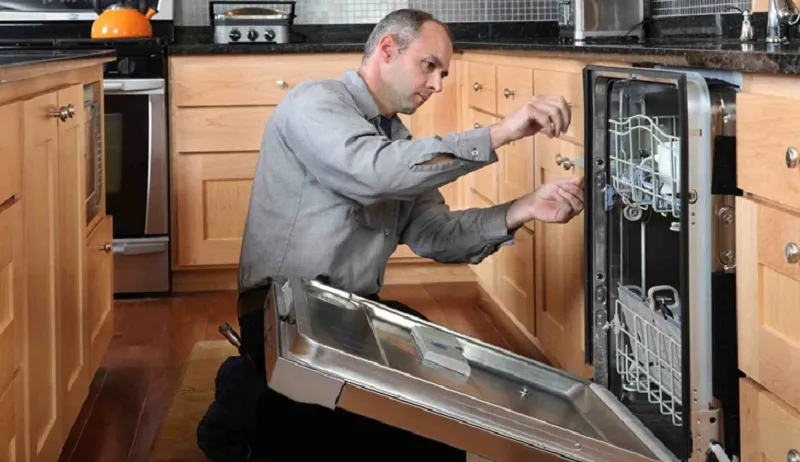 Bộ dụng cụ cần thiết và không gian làm việc an toàn cho quy trình tháo lắp máy rửa bát Bosch