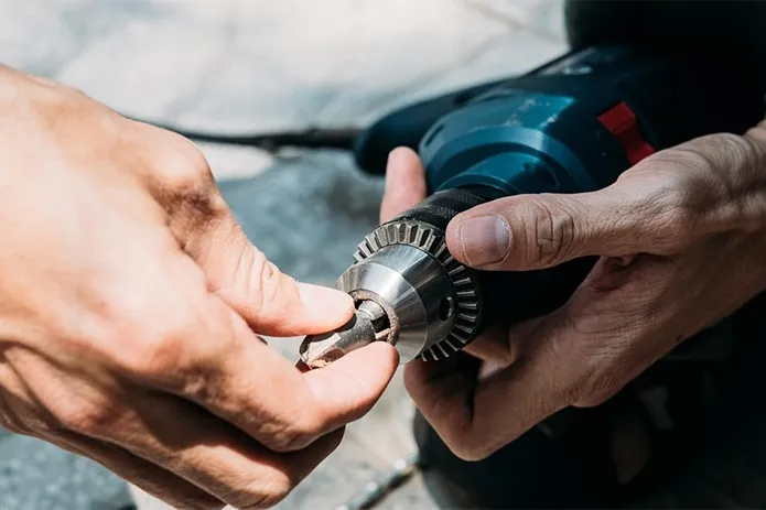 Hình ảnh minh họa các bước cần lưu ý khi thực hiện cách tháo mũi khoan và lắp đặt an toàn