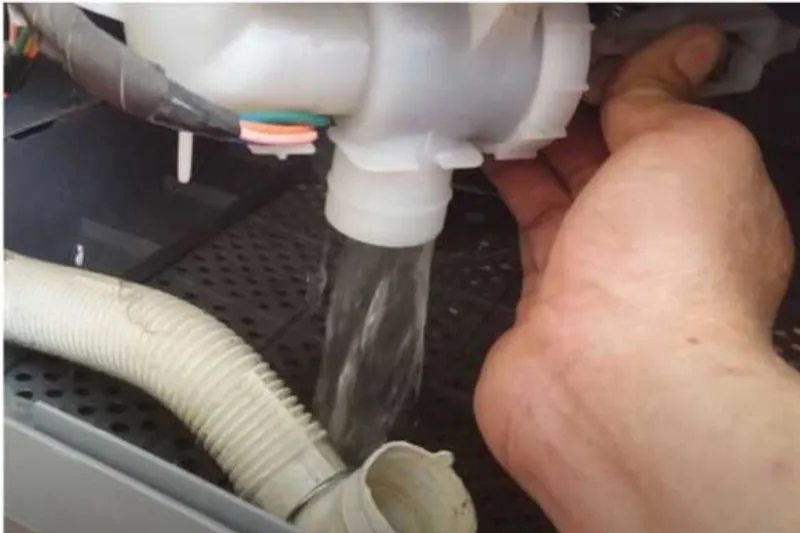 Vị trí ống xả khẩn cấp máy giặt cửa ngang Aqua