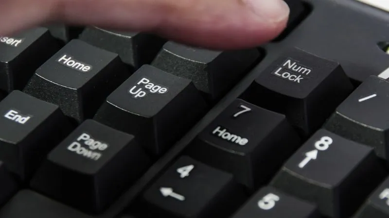 Kiểm tra trạng thái đèn báo NumLock trên bàn phím là bước đầu tiên trong cách sửa bàn phím máy tính không gõ được.
