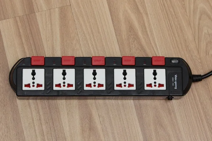 Sử dụng ổ cắm điện Điện Quang chuyên dụng, đảm bảo nguồn điện ổn định cho máy khoan tường