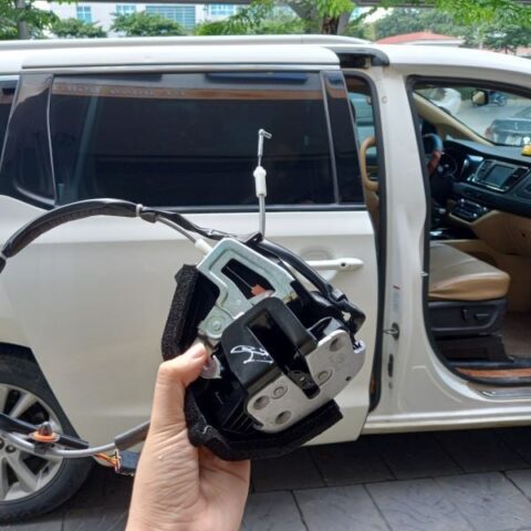 Lắp Bộ Khóa Cửa Tự Động Ford Escape: Nâng Tầm An Toàn & Tiện Nghi Xe