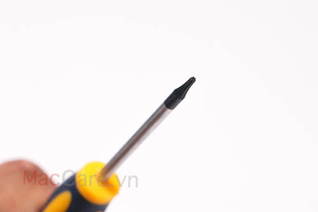 Đầu ốc vít 6 cạnh chuyên dụng trên mainboard MacBook, minh họa cho allintitle:tua vít mở điện thoại chính xác