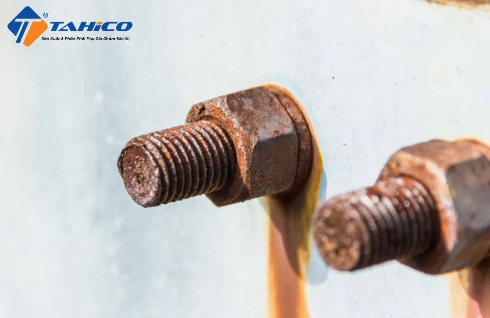 Các nguyên nhân phổ biến khiến ốc vít bị kẹt cứng như rỉ sét, ăn mòn và ren bị hư hỏng