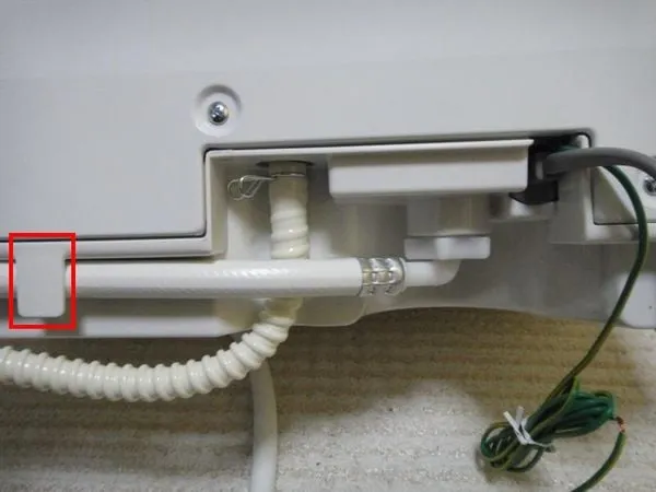 Sơ đồ hướng dẫn lắp đặt máy rửa bát, hiển thị các kết nối cần thiết