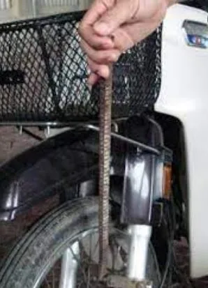 pha khoa cang xe may