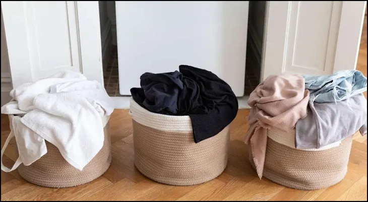 Đống quần áo được phân loại theo màu sắc trước khi cho vào máy giặt Hitachi, giúp bảo vệ chất lượng vải và màu sắc quần áo.