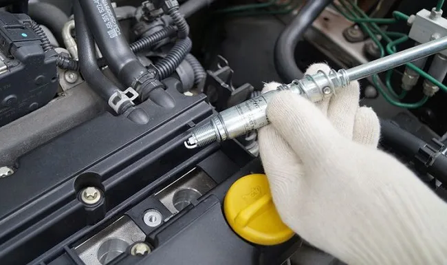 Thợ kỹ thuật hướng dẫn cách mở bugi máy Missu bằng tuýp chuyên dụng